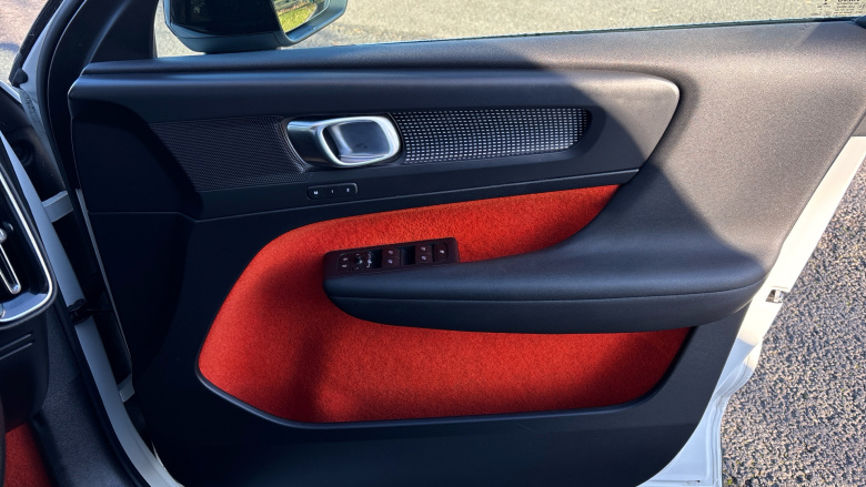 Volvo Xc40 2.0 T4 R DESIGN Pro 5dr AWD Geartronic Petrol Estate